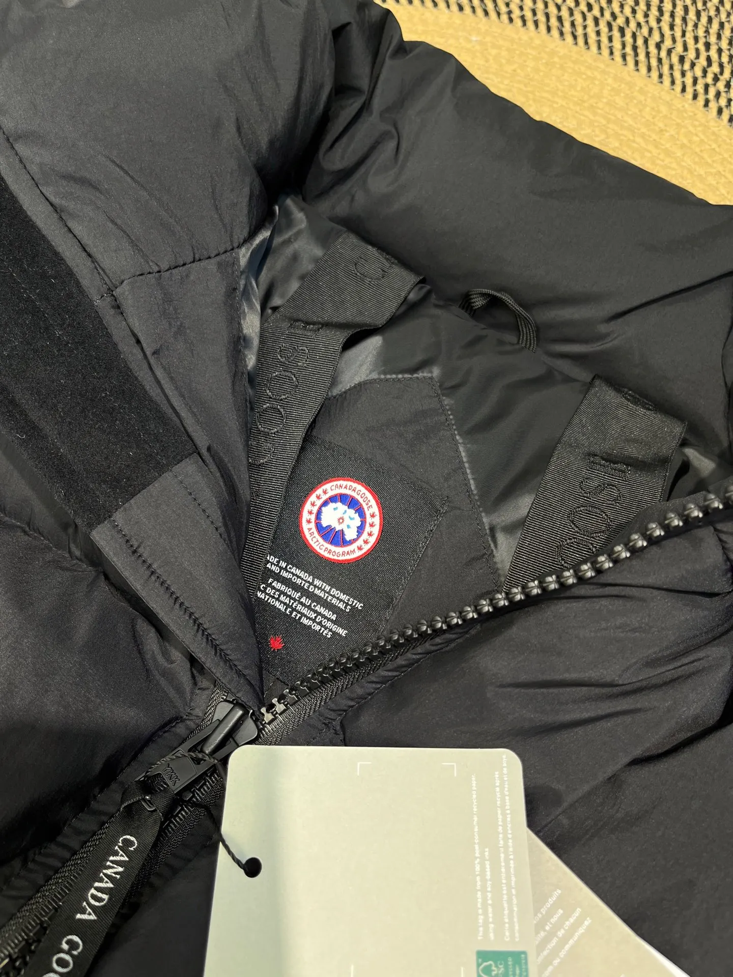P800 Canada gooes】Large Goose Sleeve Stand Collar Down Jacket The Lawrence Down Jacket provides essential protection for everyday adventures. Delicately soft fabric, this is a water-repellent fabric that is soft to the touch yet durable. Filled with extremely fluffy white duck down. This piece has a quilted body and structured down. Padded collar and reflective double-stripe grip tape. Extended hem and tucked-in inner rib-knit cuffs.  Size: XS-2XL